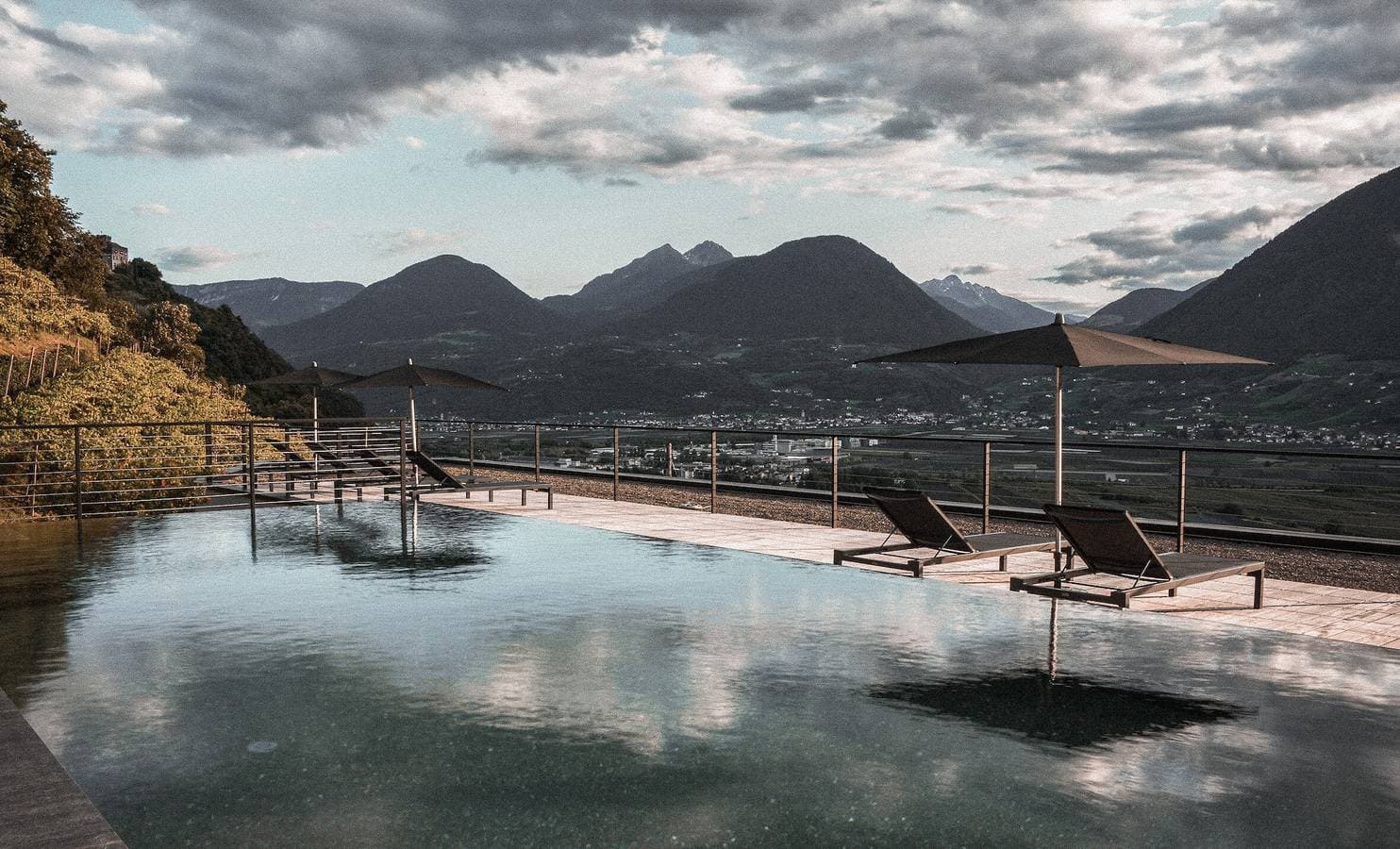 Foto 6 von 43: Pratenberg Apartment Exclusive Privat Lounge mit Bergblick, Sauna & Salzwasser Rooftop Pool