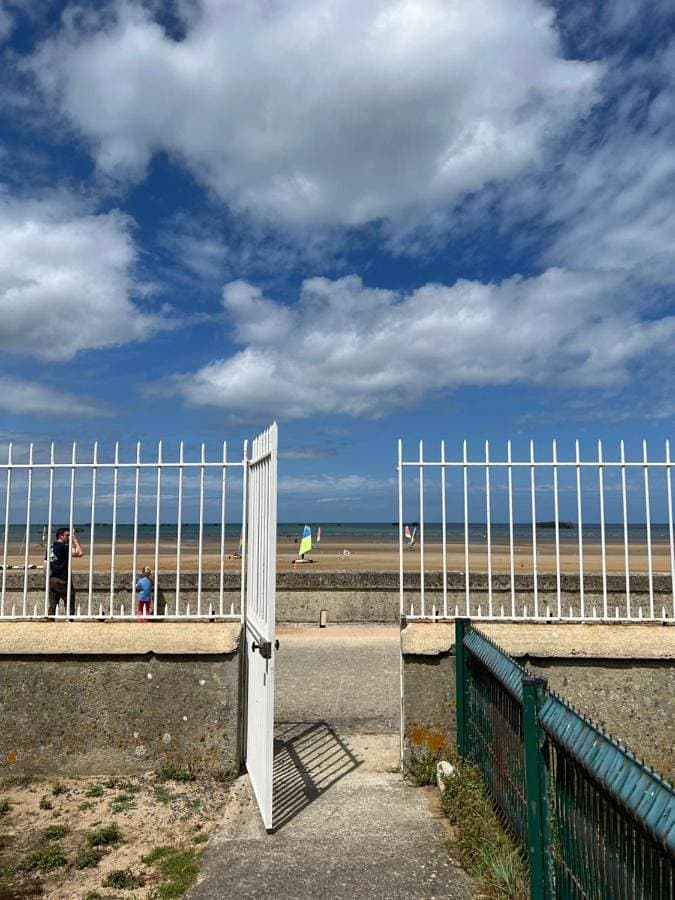 Waterfront Studio at Gold Beach, Sea View, Private Parking 1