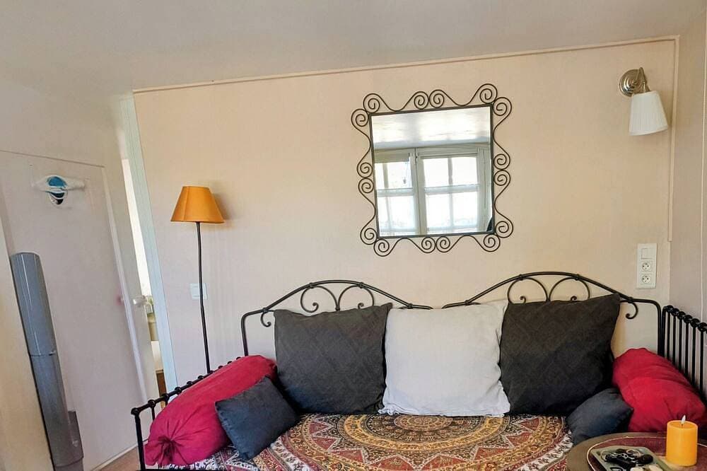 Foto 8 von 28: T1 charmantes klassifiziertes *** im Erdgeschoss der Villa mit Garten und Pool, eigenem Seezugang