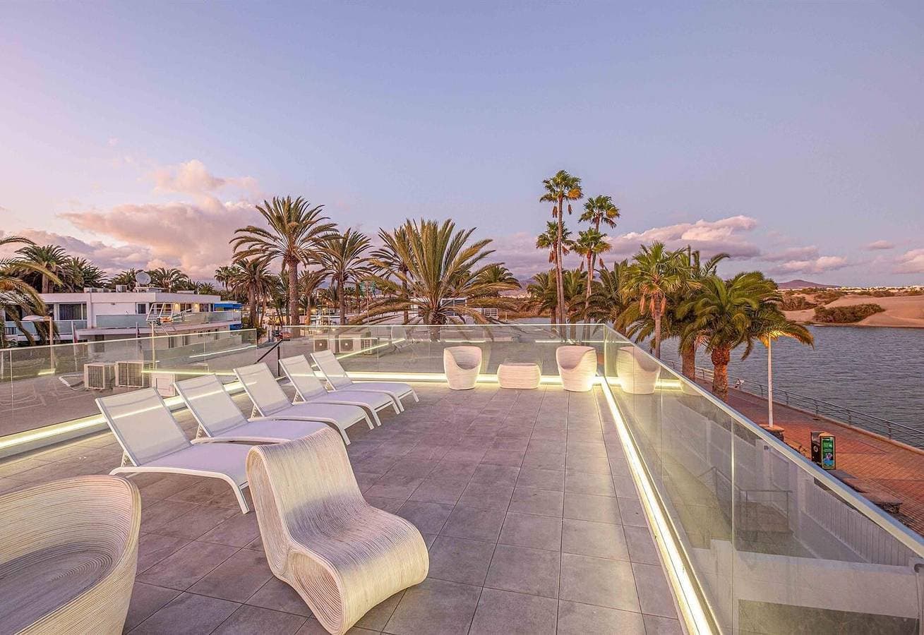 Seafront villa with jacuzzi 1