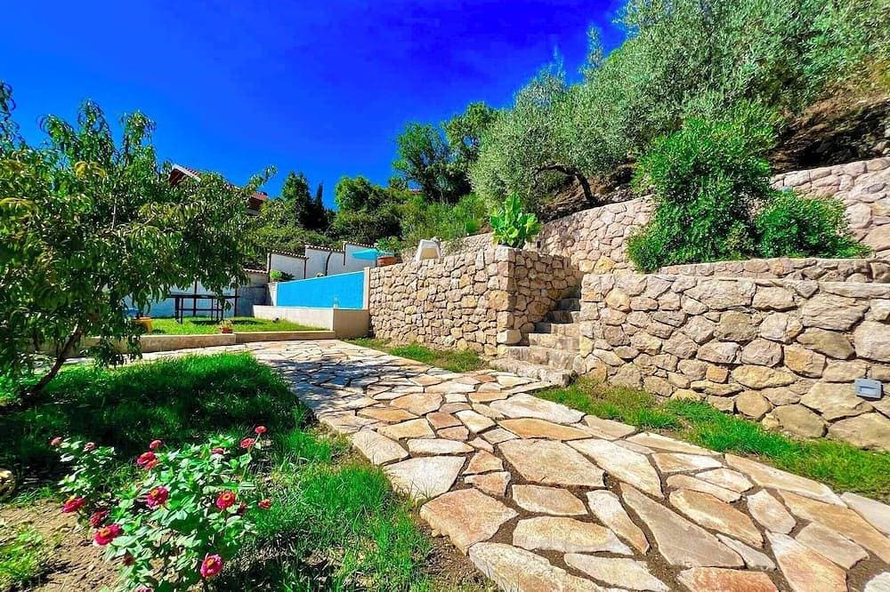 Foto 12 von 30: Spacious 4-bedroom house with infinity pool for relaxing in lovely Herceg Novi