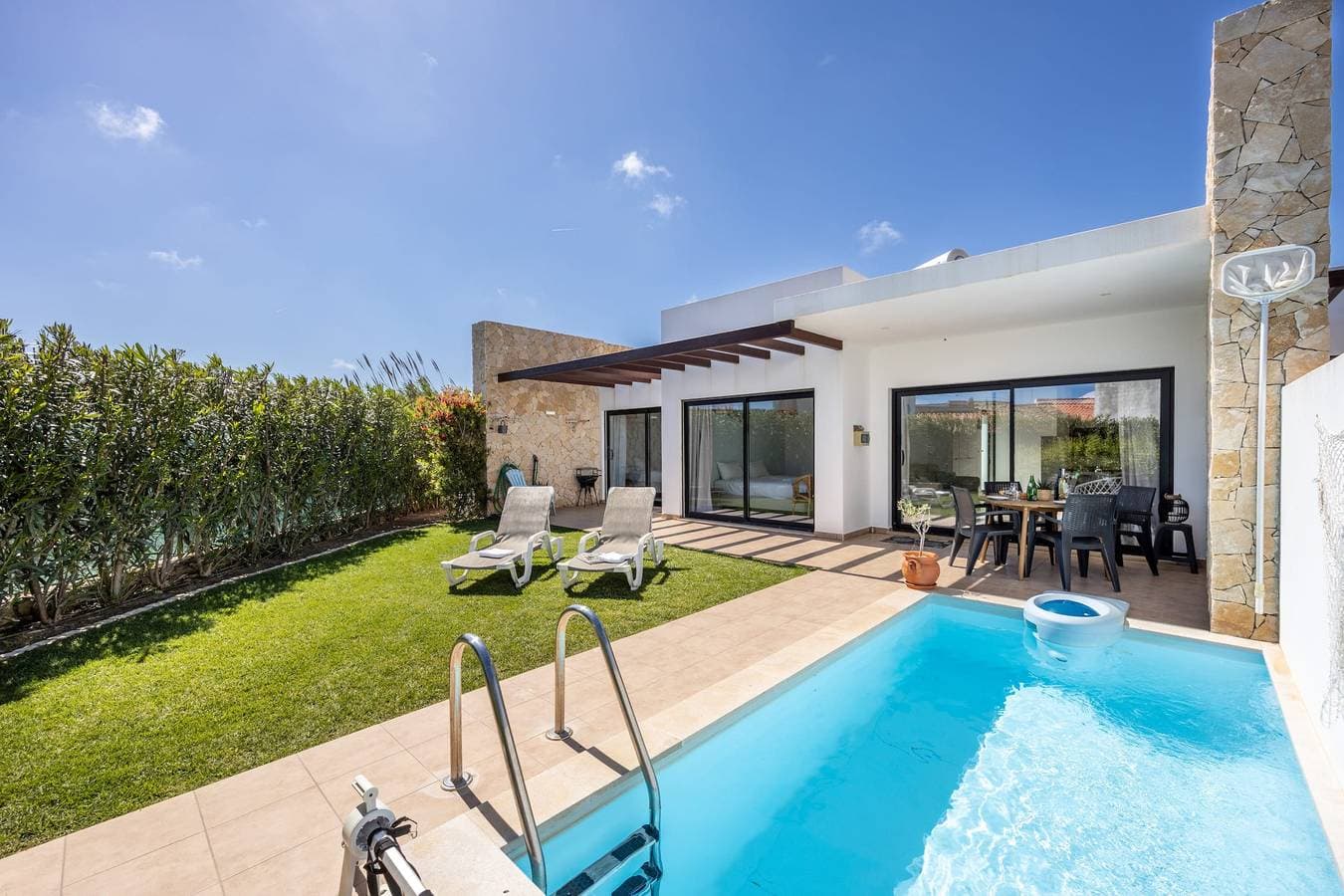 Villa Front Loop 1