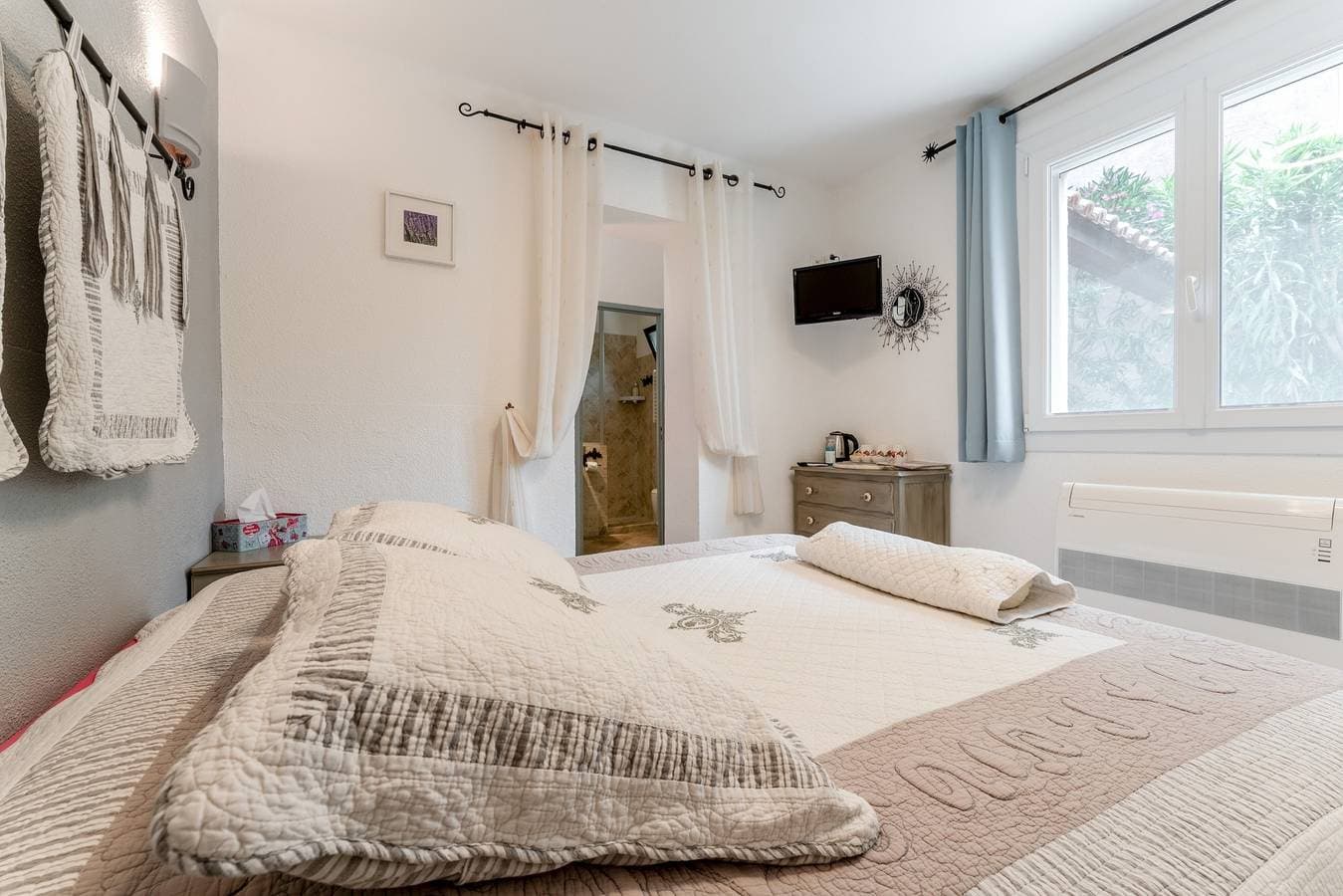 Foto 12 von 26: Bed & Breakfast 'Chambre Lavande' mit Gemeinschaftspool, WLAN und Klimaanlage