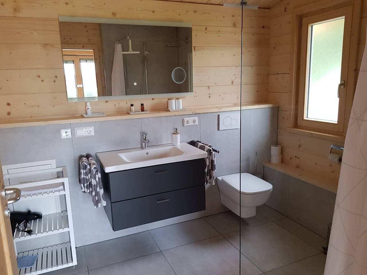 Foto 7 von 11: Ferienhaus Summerwiese: Modernes Holz-Tiny House im Industrial Design – nahe Biberach/Riss
