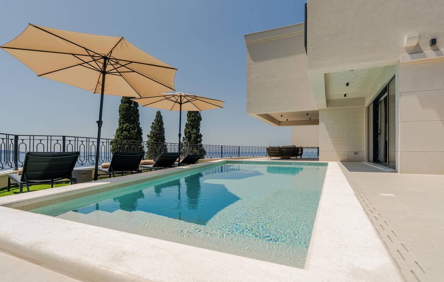 Foto 13 von 45: Geräumige 2-Zimmer-Wohnung mit Pool, Terrasse und 800 m zum Strand