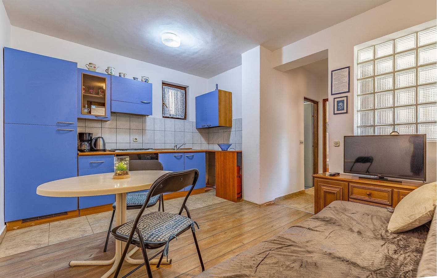Foto 3 von 24: Gemütliche Ferienwohnung mit Terrasse und Parkplatz, 1 km vom Strand Bijeca entfernt