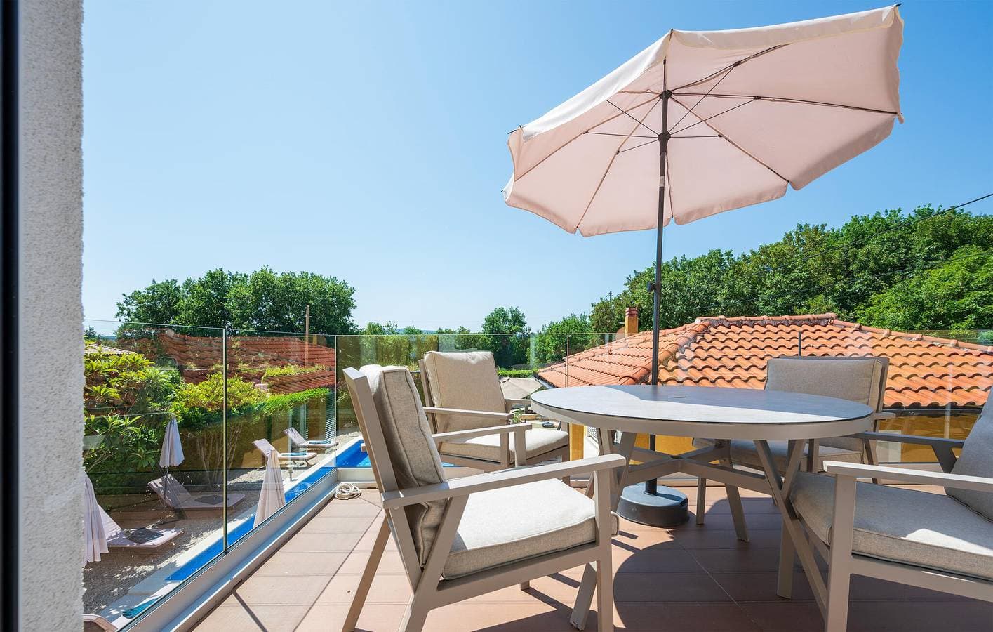 Foto 12 von 35: Gemütliche Ferienwohnung mit Pool, Terrasse und WLAN in der Nähe des Stadtzentrums von Raša