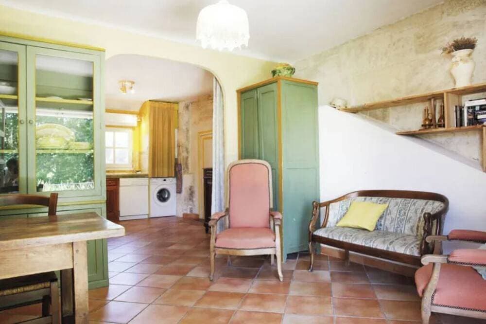 Charm and comfort in the heart of Manguin - Balcony overlooking park and barbecue 1
