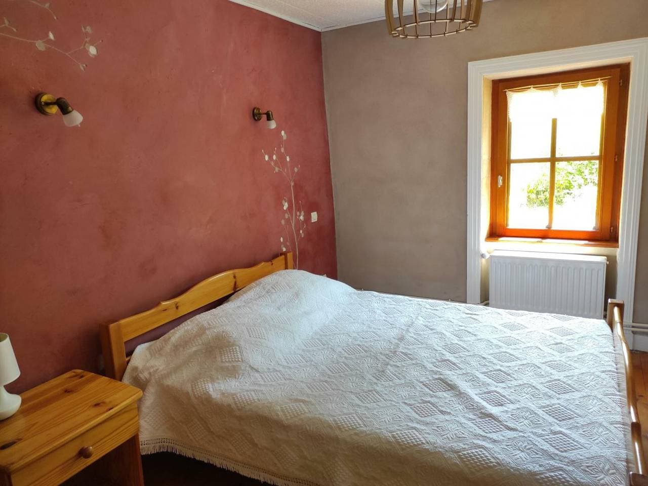 Foto 6 von 17: 132 m² großes Ferienhaus mit Kamin und Garten in Renaison