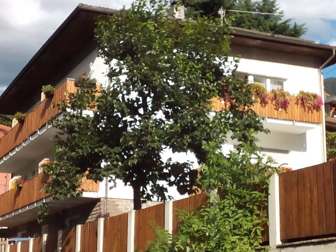 Moderne Ferienwohnung mit Balkon und Pool 1