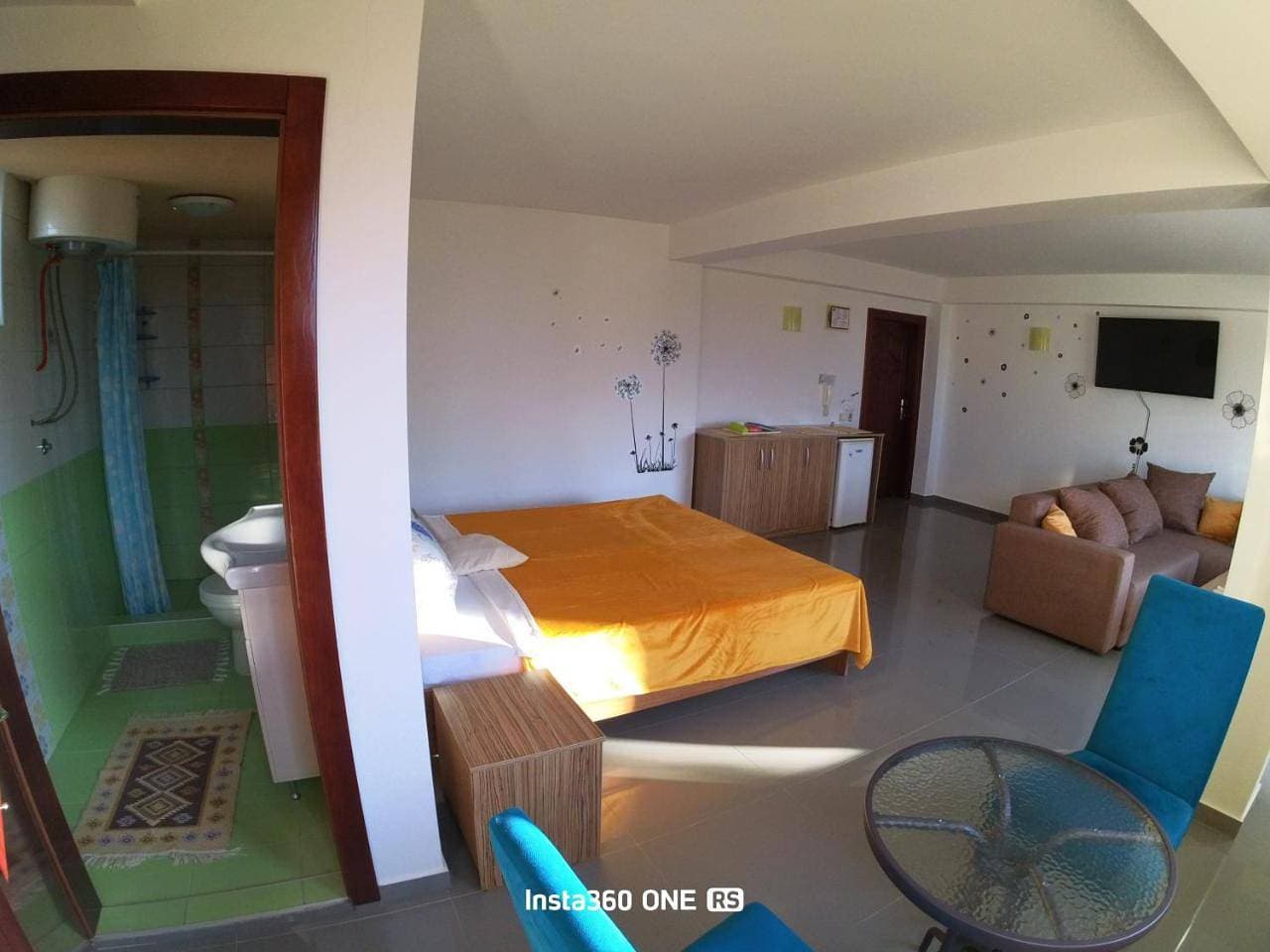 Foto 10 von 23: Family Room with Private Bathroom