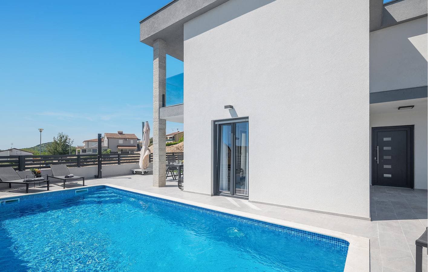 Foto 11 von 36: Geräumige 1-Zimmer-Wohnung mit Pool und Terrasse in der Nähe des Stadtzentrums von Kadumi