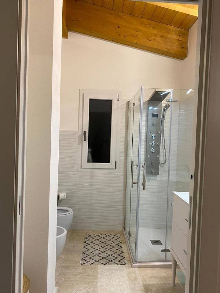 Foto 8 von 19: Family Room with Bathroom