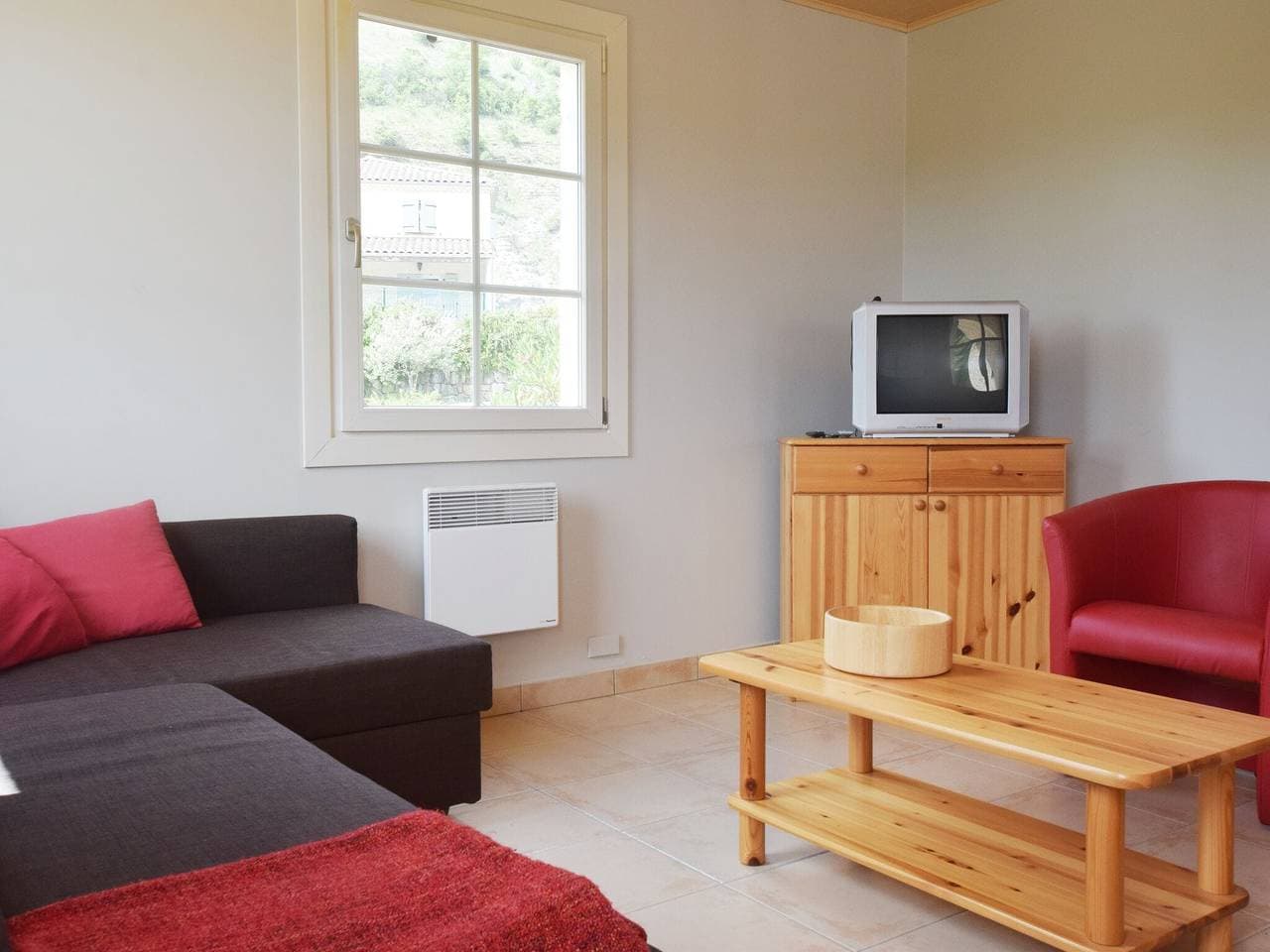 Ruhiges Ferienhaus in Les Vans, Ardeche, mit Pool 1