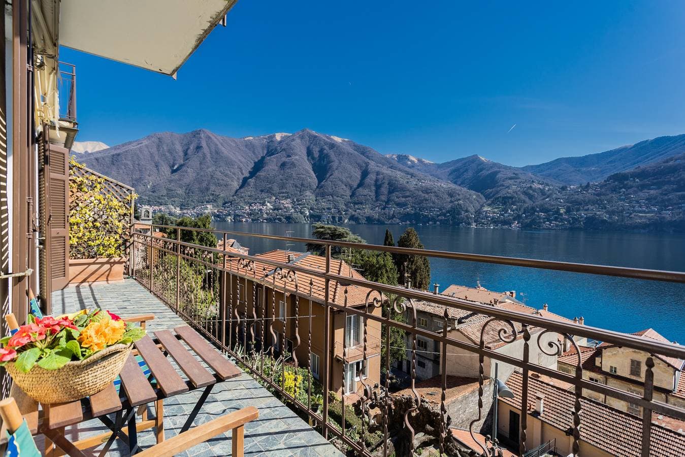 Lovely Apartment Overlooking Lake by RentAllComo 1