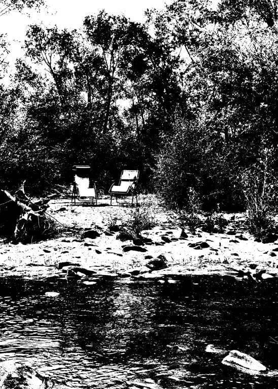Foto 9 von 41: Die Grove Yurt ist eine primitive Wohnsituation direkt am Fluss