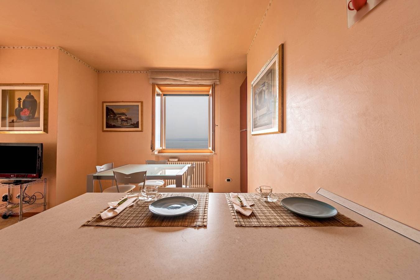 Foto 7 von 31: Ferienwohnung „Luminoso appartamento vista lago“ mit Garten & Seeblick