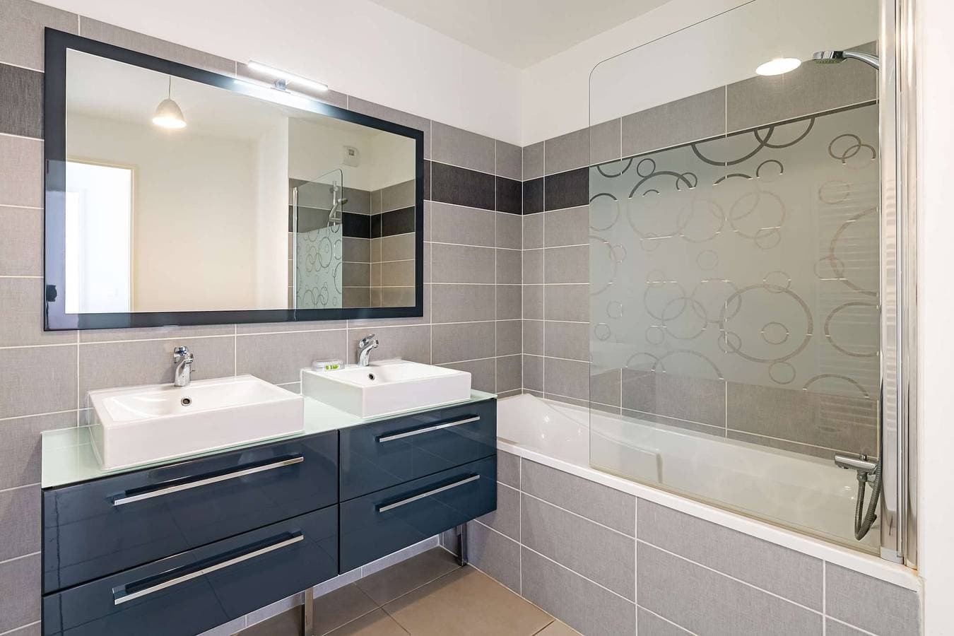 Foto 13 von 16: Modern, Swimmingpool, privater Parkplatz, Klimaanlage, 2 Schlafzimmer
