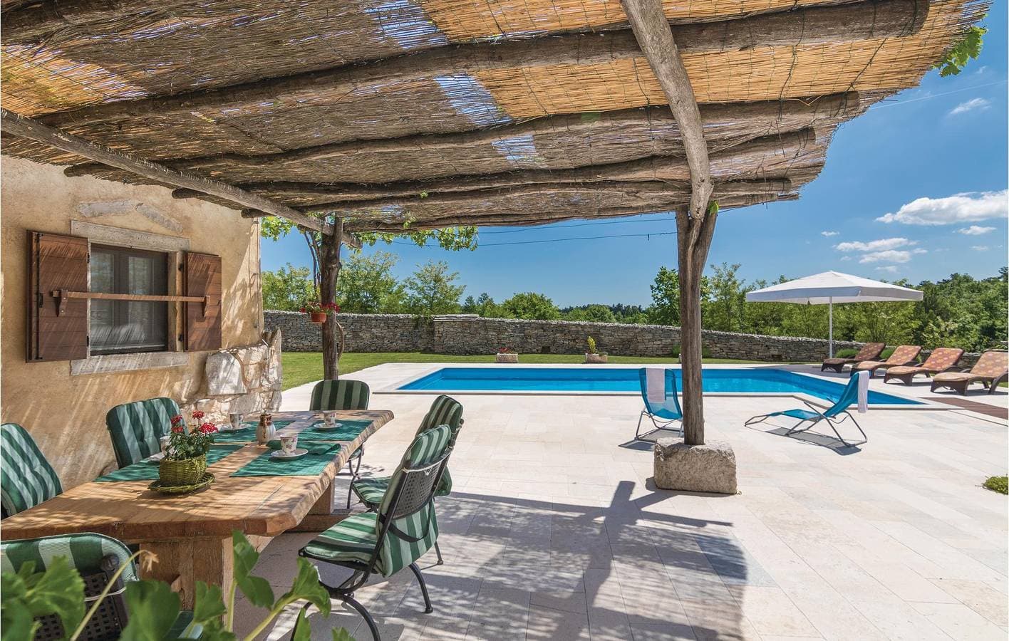 Foto 10 von 48: Geräumige 91 m² große Wohnung mit Pool, WLAN, Parkplatz und Klimaanlage!