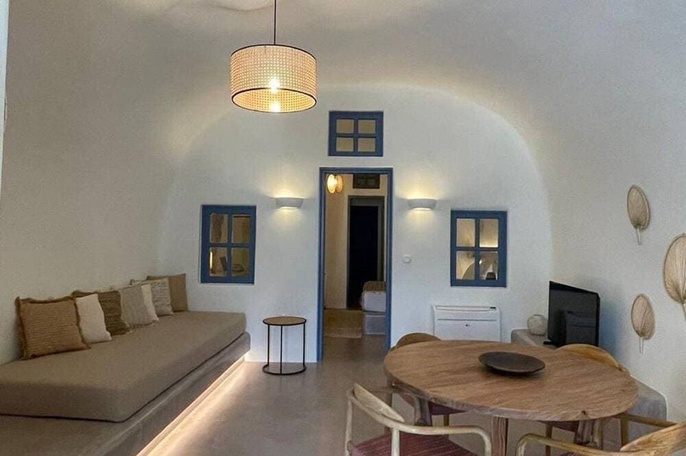 Foto 5 von 20: Amazing Santorini Suite | Ananke Suite | Private Hot Tub | Spacious Furnished.
