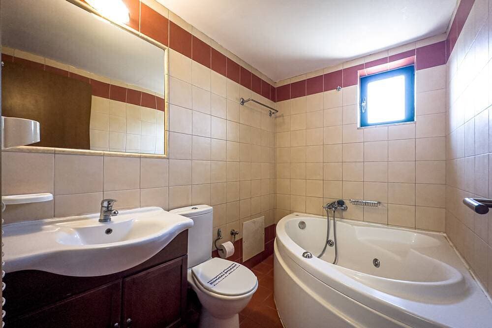 Foto 5 von 13: Niriides Villas | Amfitriti |  Villa 4-bedrooms with private pool