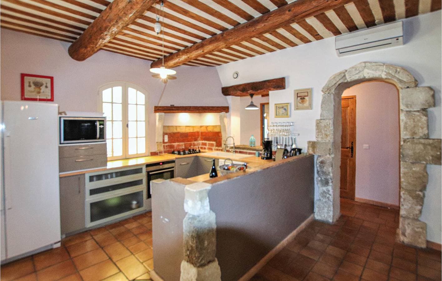 Foto 7 von 33: 210qm Wohnung mit AC, Parkplatz, Pool & WiFi - 2km zur Stadt