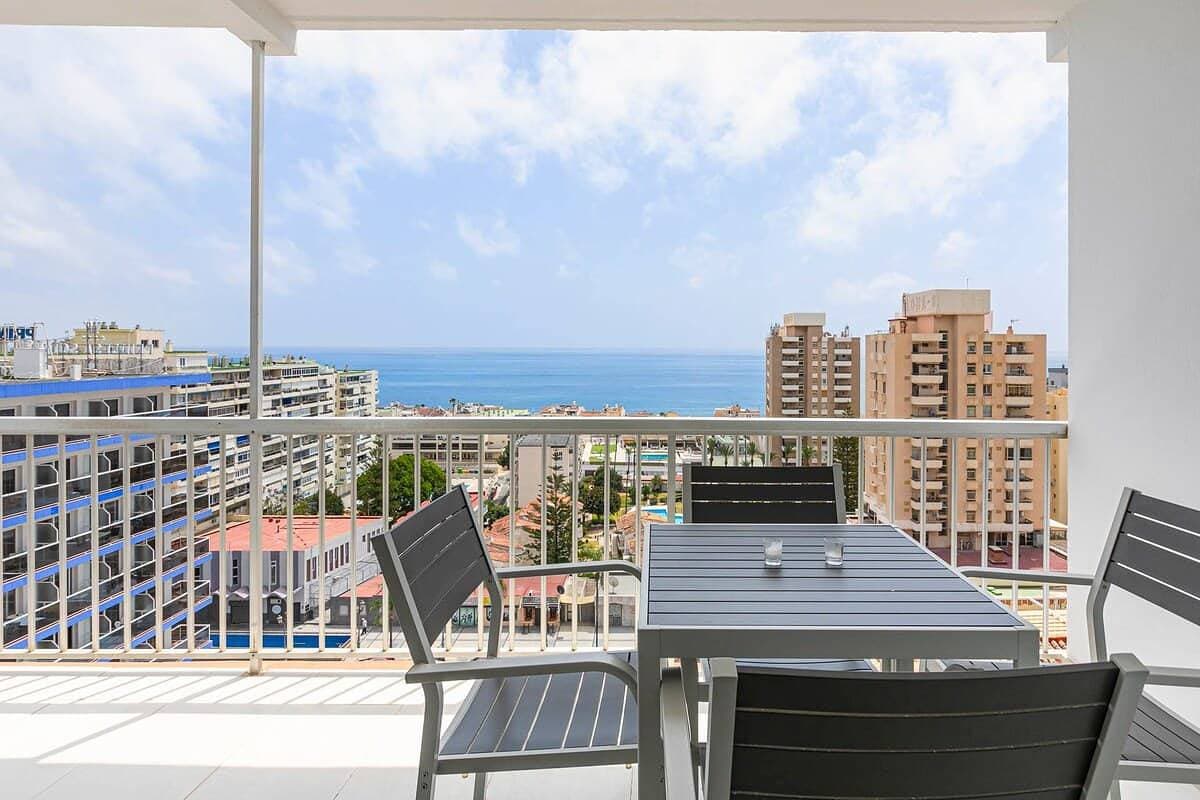 Foto 3 von 31: Stunning Sea-View Apt / 10 Minutes from the Beach!