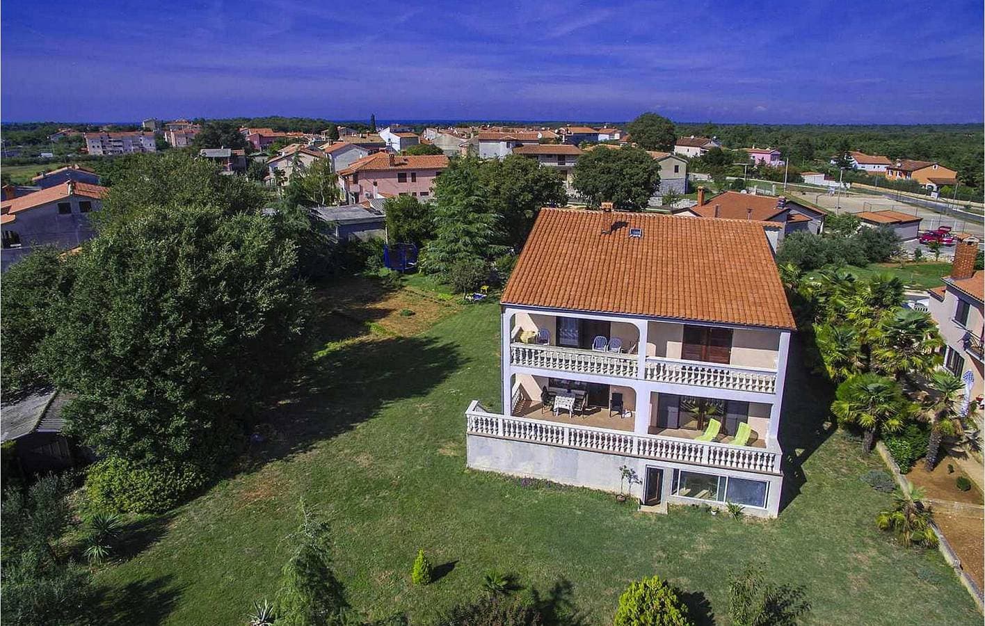 Foto 2 von 35: Gemütliche 100 m² große Wohnung mit Terrasse, WLAN und Parkplatz in der Nähe des Stadtzentrums
