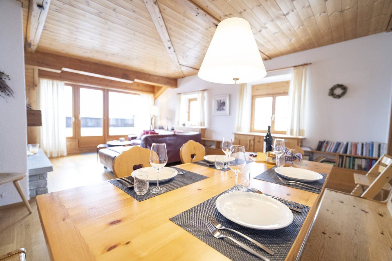 Foto 3 von 30: Chasa Rontsch Madlaina: Charmante 4.5 Zimmer-Dachwohnung mit Panorama-Aussicht mitten in Ftan