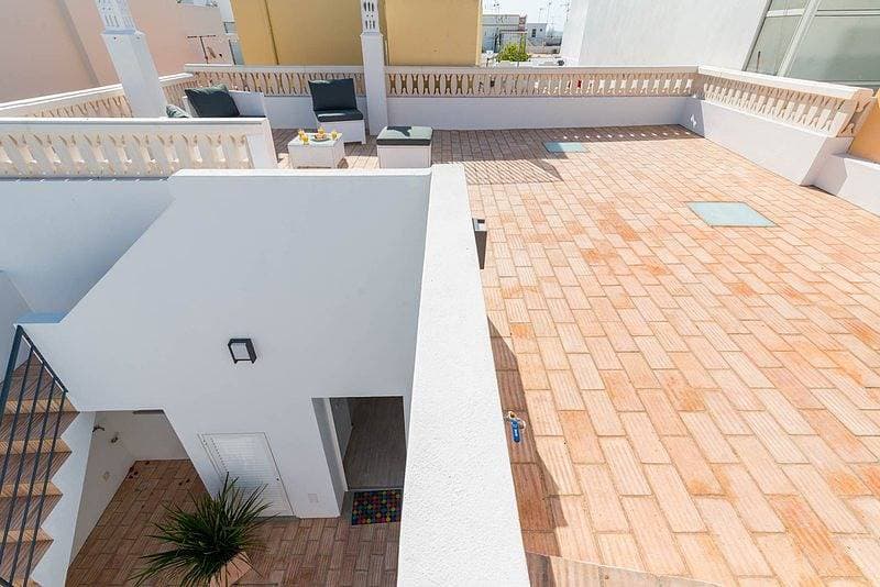 Foto 4 von 31: Gemütliches Reihenhaus in Fuseta mit Terrasse und Dachterrasse, 5 Minuten zum Strand
