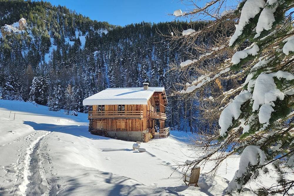 100% Renovated Family Chalet with view! 1