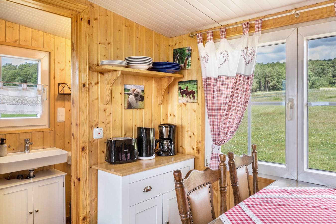 Foto 6 von 21: Ferienhaus 'Tinyhouse Alpakawiese' mit privater Terrasse und Gemeinschaftsgarten