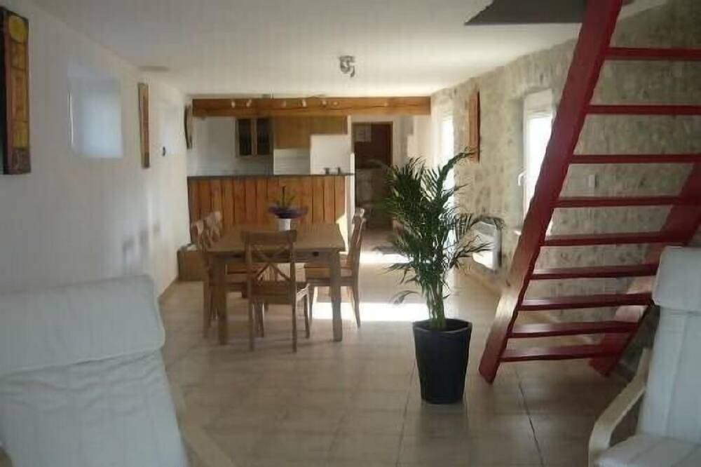 Foto 9 von 12: Großes Ferienhaus in einem Bauernhaus aus Stein, typisch für die südliche Ardèche