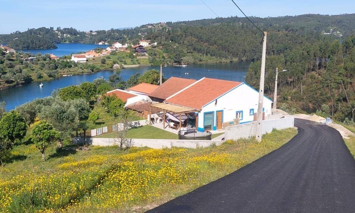 A Carpinteira Lake House 1