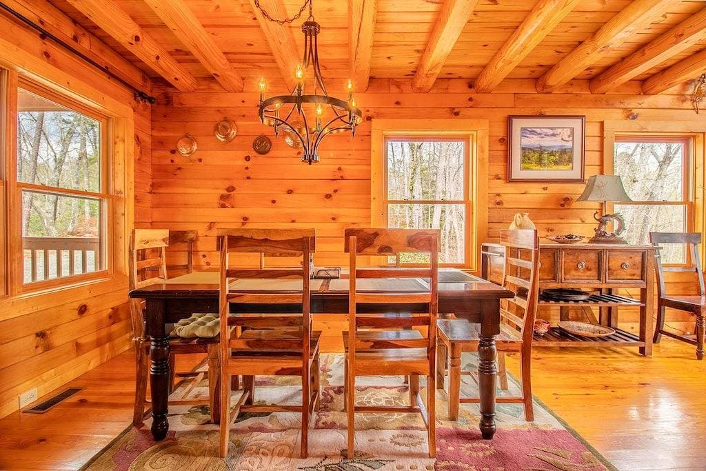 Foto 4 von 50: Elegant Log Cabin between Cherokee and Bryson City, hot tub & fire pit