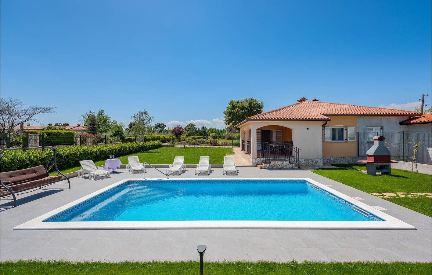 Foto 13 von 37: Charmante 2-Zimmer-Wohnung mit Pool, WLAN und Parkplatz in der Nähe des Stadtzentrums von Raša
