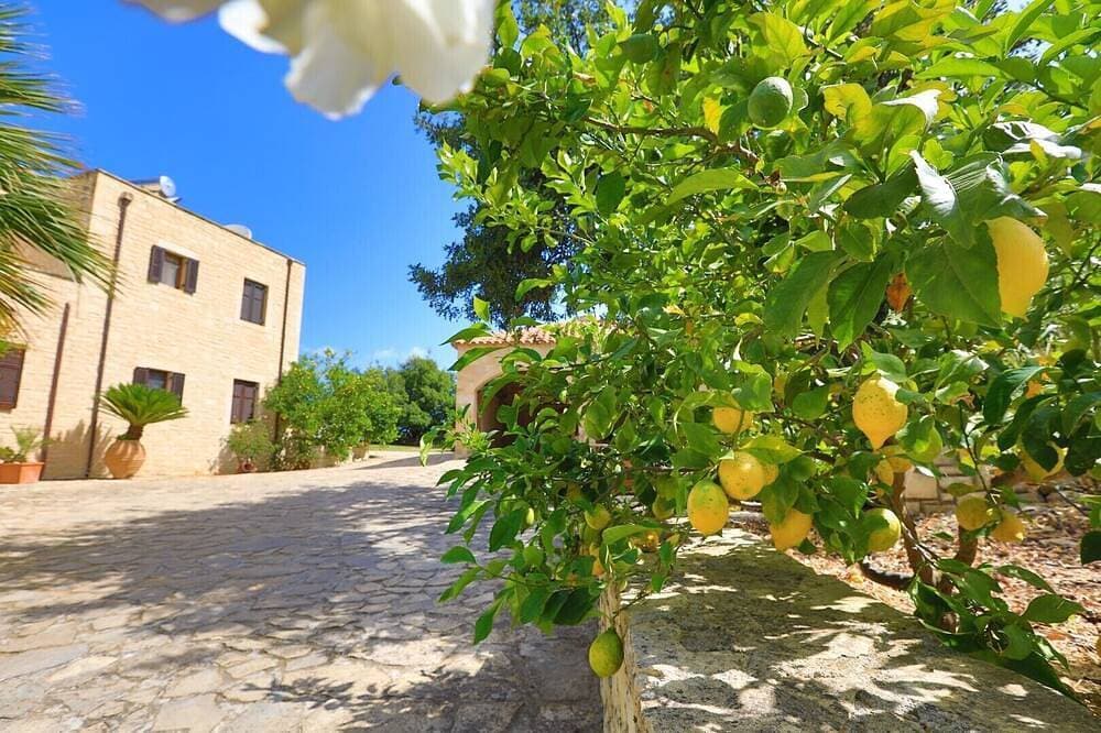 Foto 13 von 30: Villa Harmony, traumhafter Ausblick, Pool 12 m, Tischtennis, Natursteinvilla