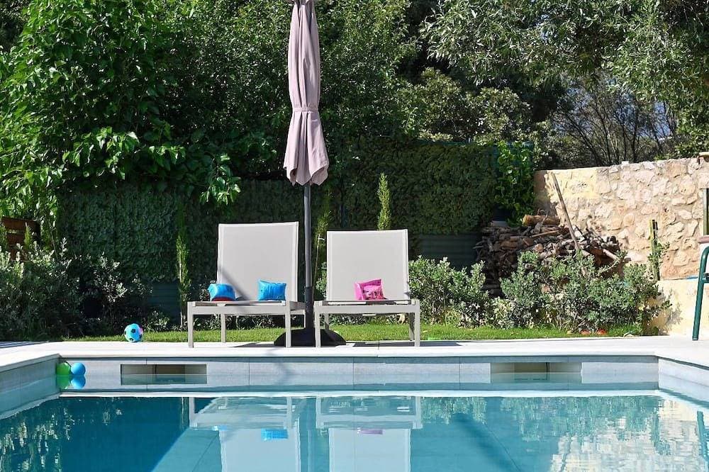 Cheerfull family-friendly villa 1