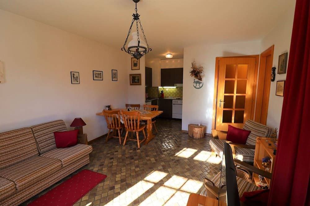 Foto 6 von 10: Außen: 2-Zimmer-Wohnung mit Südbalkon mit Blick auf das Matterhorn. Klappbare Terrassenmöbel. Für 2