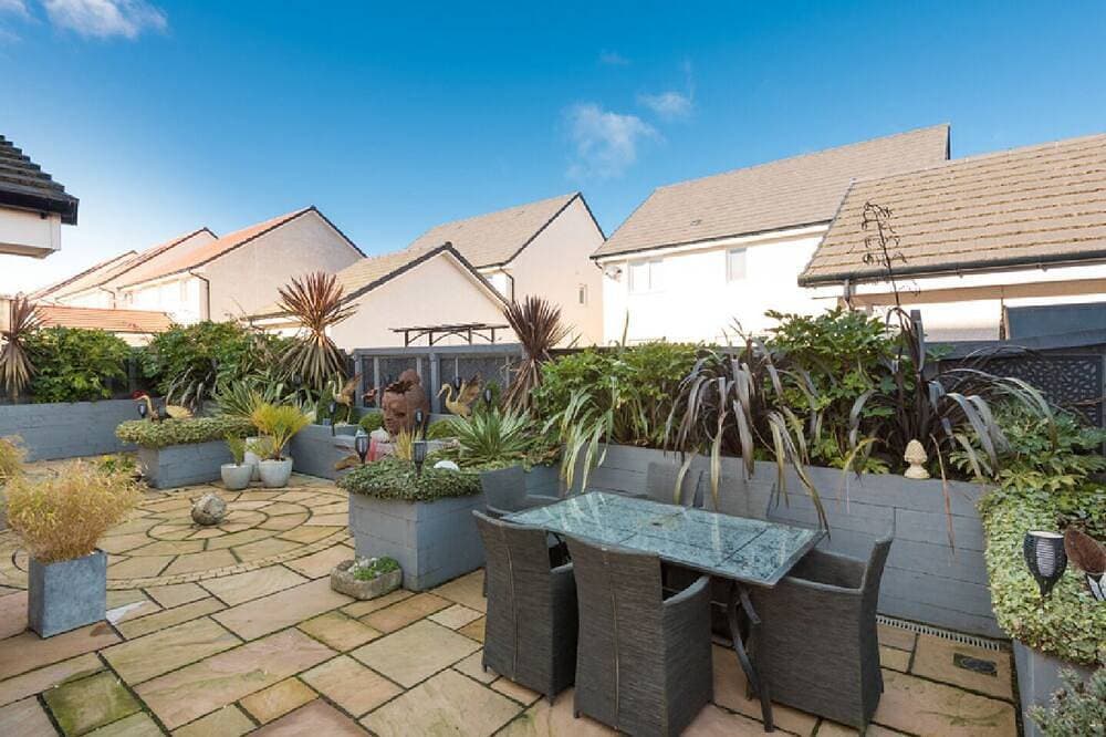 Foto 12 von 12: 5 mins to the sea and golf course! Family sized home with cathedral window...