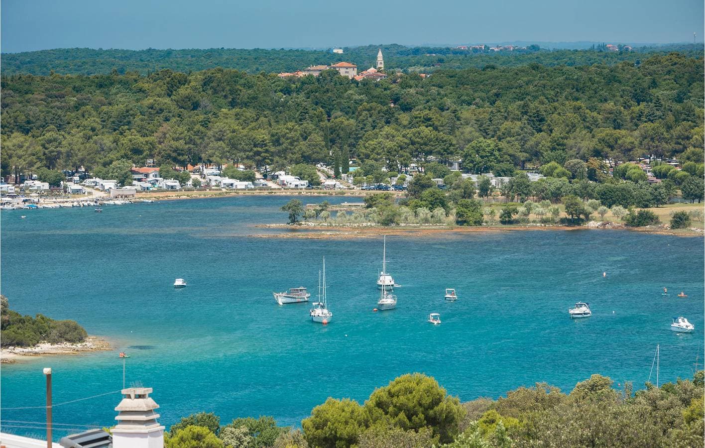Foto 7 von 23: Gemütliche Ferienwohnung mit Terrasse, 2 km vom Strand entfernt – WLAN und Klimaanlage inklusive