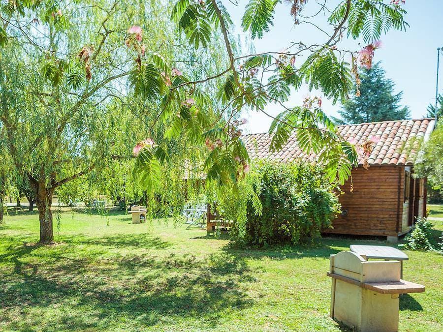 Foto 3 von 45: Les Chalets De Fiolles - Chalet 4 personen - Chalet Pmr Confort - 1 Schlafzimmer - Klimaanlage - TV - BBQ - Reinigung* - 35m2 + überdachte Terrasse von 14m2