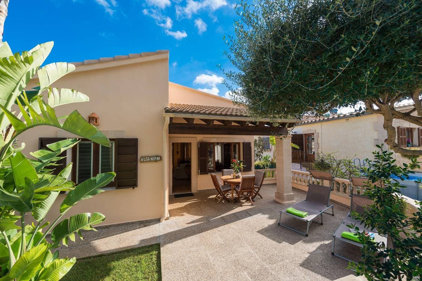 Foto 3 von 33: Alga Marina - Fantastisches Haus mit schöner Terrasse und nur 550 Meter vom Strand in Son Serra de Marina entfernt. WiFi gratis