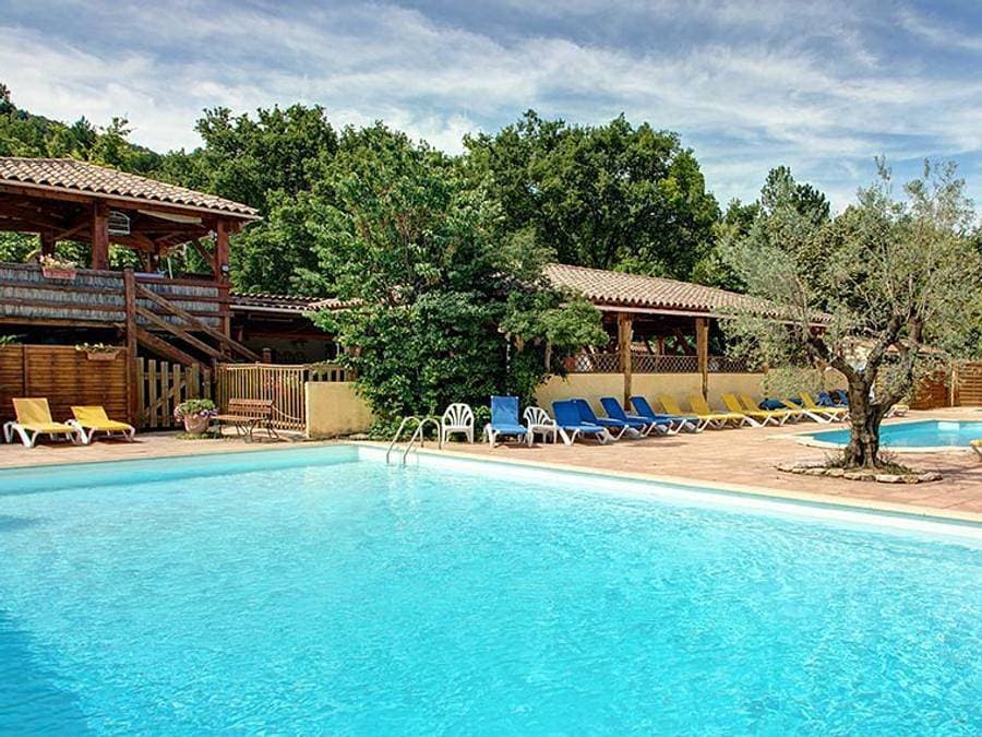 Foto 12 von 56: Camping Le Luberon | Pausado - Bungalow 4 personen - Cottage Capucine 4p Ohne Sanitären