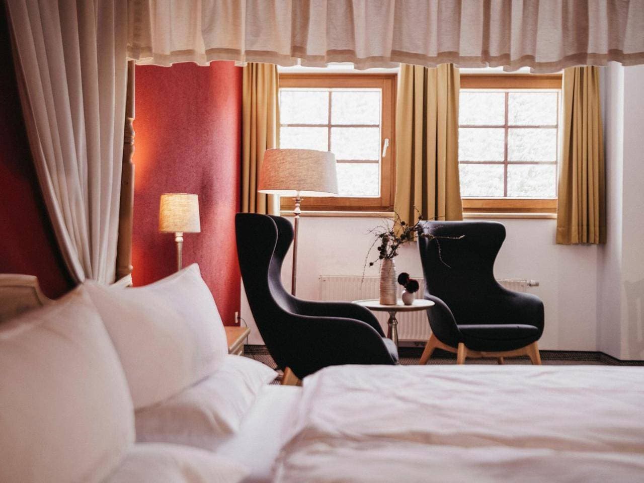 Foto 7 von 9: Double Room with Four Poster Bed