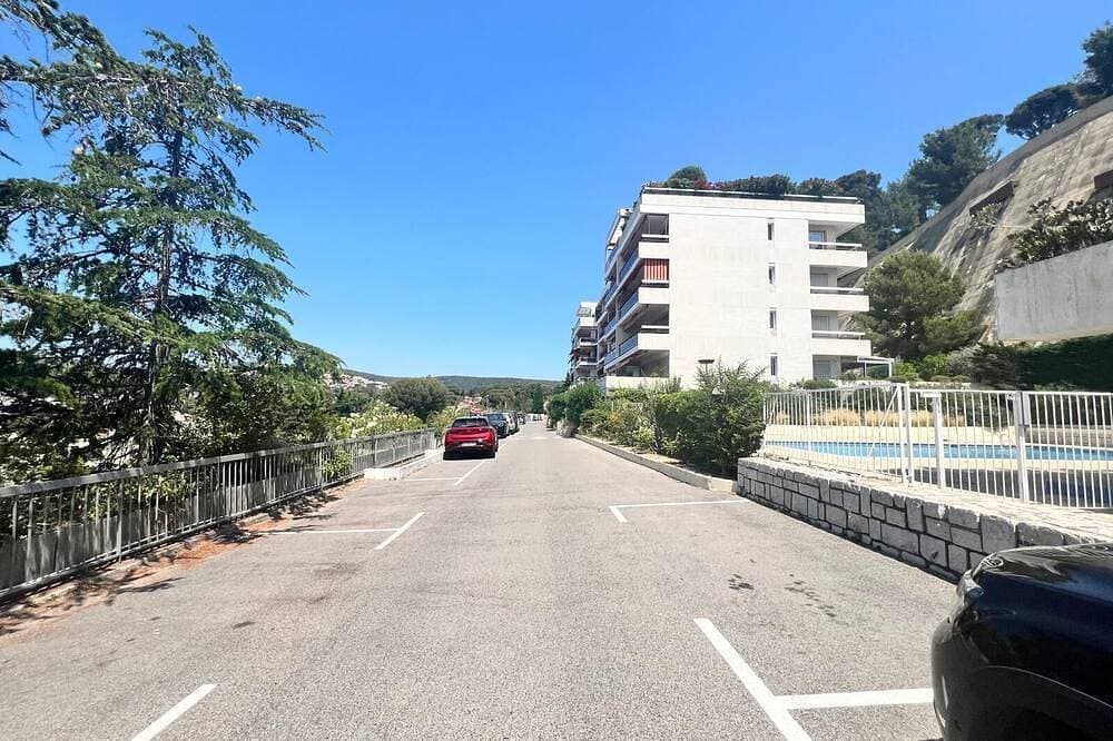 Foto 6 von 17: In the heights of Cassis, quiet studio with private parking and swimming pool.