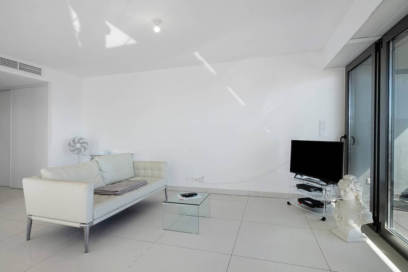 Foto 3 von 23: Juan les Pins Meeresfront – Neues 1-Zimmer-Apartment mit Meerblick, Terrasse, Garage