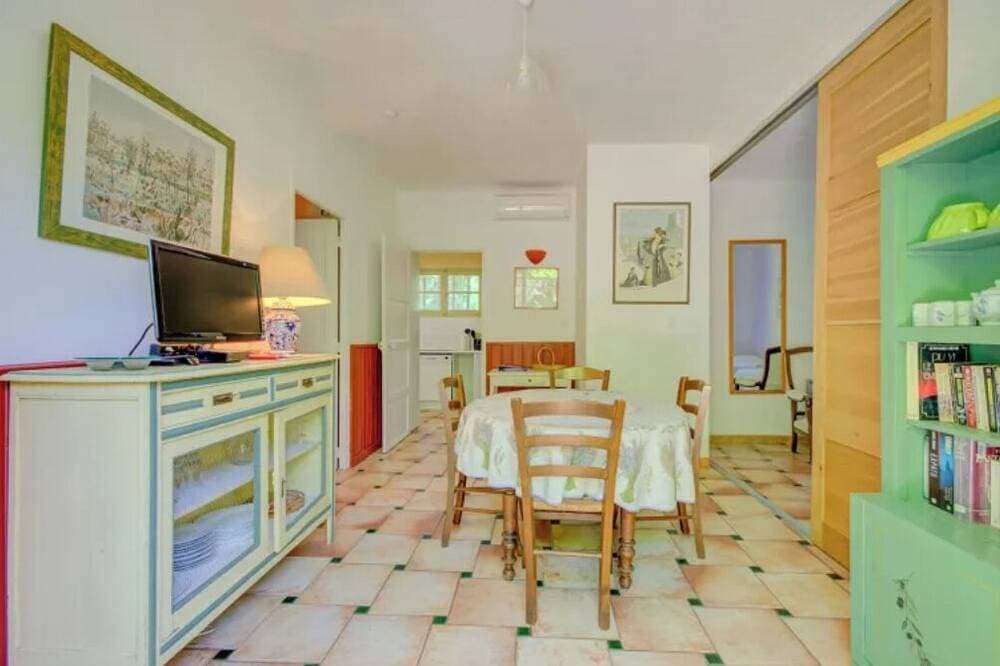 Foto 12 von 20: Charming cottage in Réattu with terrace and park view - sleeps