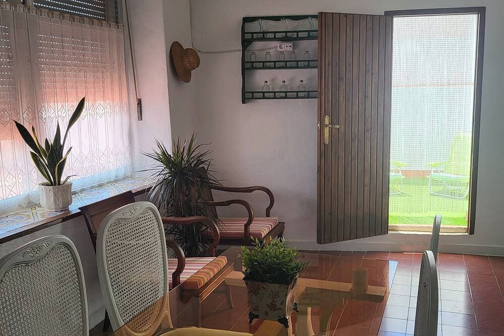 Foto 8 von 24: Charming apartment, in town, between sea and mountains. With spa area.