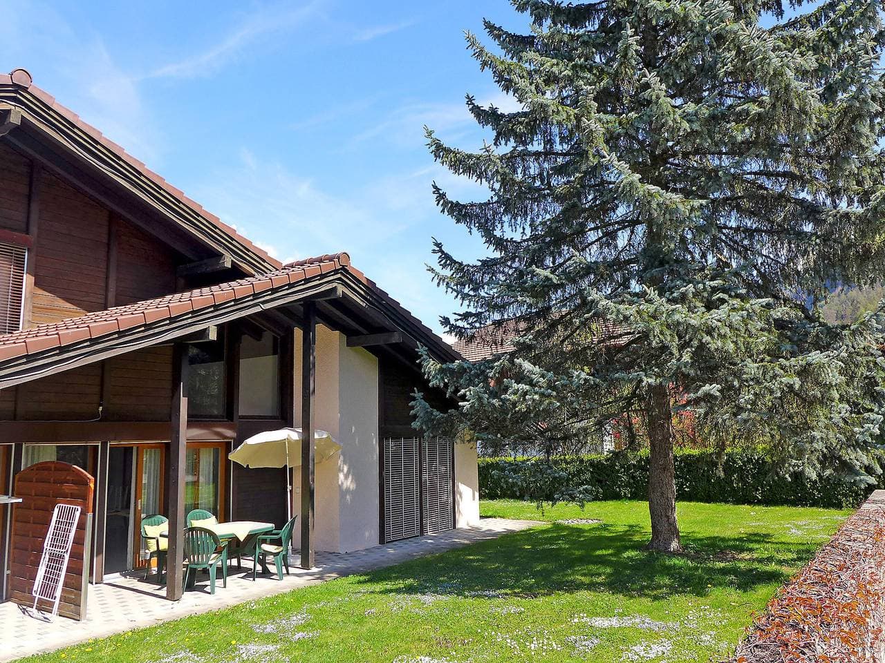 Kinderfreundliches, freistehendes Zweifamilienhaus von Allmen 1